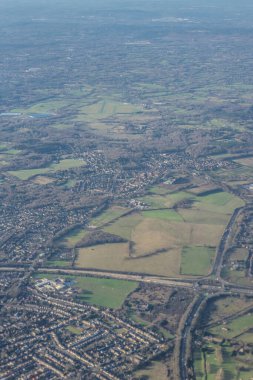 Londra 'nın kenar mahallelerinin İngiltere' deki bir uçak penceresinden havadan görünüşü