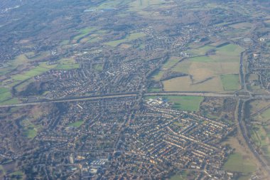 Londra 'nın kenar mahallelerinin İngiltere' deki bir uçak penceresinden havadan görünüşü