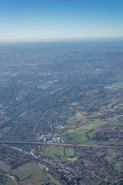 Londra 'nın kenar mahallelerinin İngiltere' deki bir uçak penceresinden havadan görünüşü