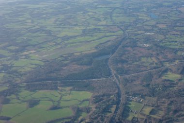 Londra 'nın kenar mahallelerinin İngiltere' deki bir uçak penceresinden havadan görünüşü