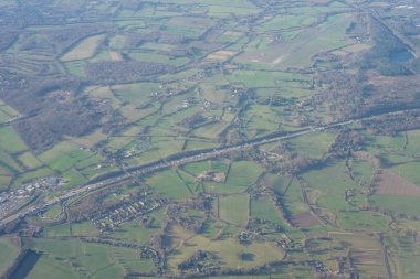 Londra 'nın havadan görünüşü İngiltere, İngiltere' deki bir uçak penceresinden yeşil alanlar gösteriyor.