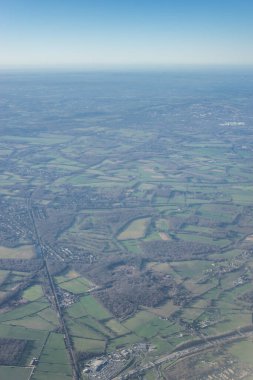 Londra 'nın havadan görünüşü İngiltere, İngiltere' deki bir uçak penceresinden yeşil alanlar gösteriyor.