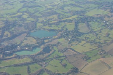 Londra 'nın havadan görünüşü İngiltere, İngiltere' deki bir uçak penceresinden yeşil alanlar gösteriyor.