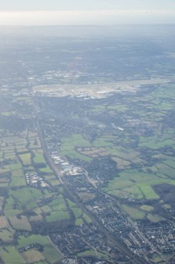 Londra 'nın havadan görünüşü İngiltere, İngiltere' deki bir uçak penceresinden yeşil alanlar gösteriyor.