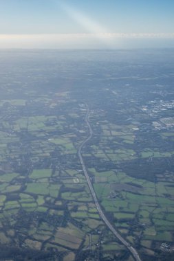 Londra 'nın kenar mahallelerinin İngiltere' deki bir uçak penceresinden havadan görünüşü