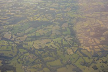 Londra 'nın eteklerindeki hava manzarası İngiltere, İngiltere' deki bir uçak penceresinden yeşil alanlar besliyor.