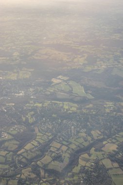 Londra 'nın eteklerindeki hava manzarası İngiltere, İngiltere' deki bir uçak penceresinden yeşil alanlar besliyor.