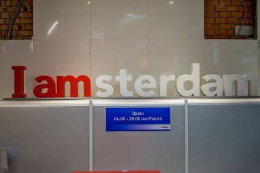 Schiphol, Hollanda - 28 Ocak 2019: Hollanda 'nın Schiphol havaalanında Amsterdam imzası sergileniyor,