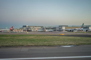 Heathrow, Londra - 28 Ocak 2019: Virgin Atlantic ve British Airways Airplane Heathrow havaalanında, Londra, İngiltere