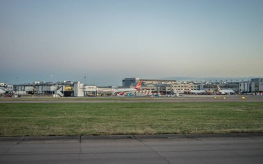 Heathrow, Londra - 28 Ocak 2019: Virgin Atlantic ve British Airways Airplane Heathrow havaalanında, Londra, İngiltere