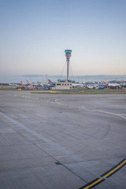 Heathrow, Londra - 28 Ocak 2019: Heathrow havaalanındaki hava trafik kontrol kulesi, Londra, İngiltere, Birleşik Krallık