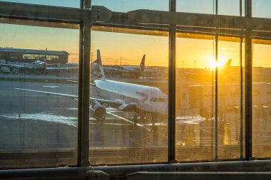 Heathrow, Londra - 28 Ocak 2019: Heathrow havaalanında bir İngiliz havayolu uçağıyla İngiltere, Londra, İngiltere