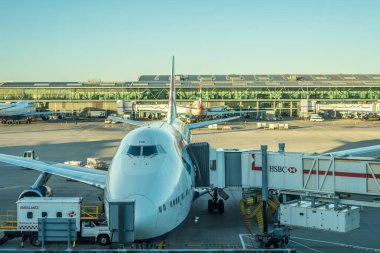 Heathrow, Londra - 28 Ocak 2019: British Airways Airways Airoplane Heathrow havaalanında HSBC reklamı, Londra, İngiltere, Birleşik Krallık