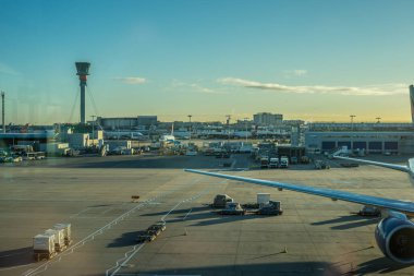 Heathrow, Londra - 28 Ocak 2019: Heathrow havaalanındaki hava trafik kontrol kulesi.