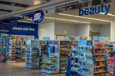 Heathrow, Londra - 28 Ocak 2019: Boots güzellik mağazası Heathrow havaalanında, Londra, İngiltere