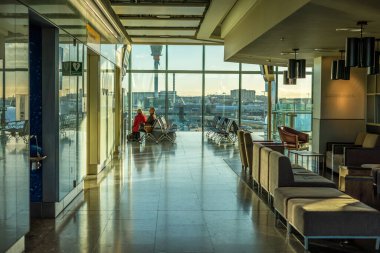 Heathrow, Londra - 28 Ocak 2019: Heathrow havaalanında arka planda hava trafik kontrol kulesi bulunan koltuklar, Londra