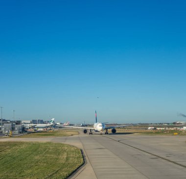 Heathrow, Londra - 28 Ocak 2019: Delta Havayolları Heathrow Havaalanı, Londra, İngiltere, Birleşik Krallık