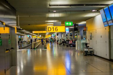 Schiphol, Hollanda - 28 Ocak 2019: Hollanda, Hollanda 'daki Schiphol havaalanında uçakla D16 terminali