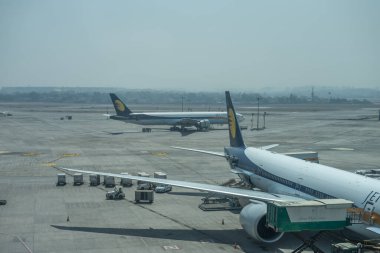 Mumbai, Hindistan - 18 Şubat 2019: Jet Airways uçağı T2 Mumbai Chatrapati Sivaji Havaalanı, Hindistan