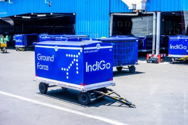 Mumbai, Hindistan - 7 Nisan 2019: Indigo yer kuvvetleri bagaj tramvayı Chhatrapati Maharaj Uluslararası Havalimanı, Maharashtra, Mumbai, Hindistan