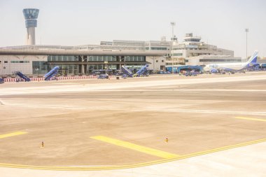 Mumbai, Hindistan - 7 Nisan 2019: Indigo uçağıyla Chhatrapati Shivaji Maharaj Uluslararası Havalimanı, Maharashtra, Mumbai, Hindistan