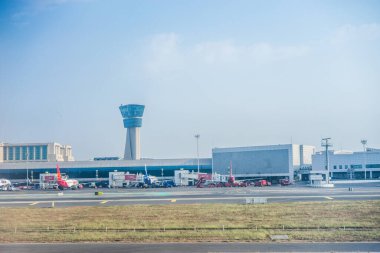Mumbai, Hindistan - 5 Nisan 2019: Chhatrapati Shivaji Maharaj Uluslararası Havalimanı 'nda Indigo ve SpiceJet uçakları ile hava trafik kontrol kulesi, Maharashtra, Mumbai, Hindistan