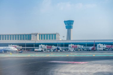 Mumbai, Hindistan - 5 Nisan 2019: Chhatrapati Shivaji Maharaj Uluslararası Havalimanı 'nda Indigo ve SpiceJet uçakları ile hava trafik kontrol kulesi, Maharashtra, Mumbai, Hindistan