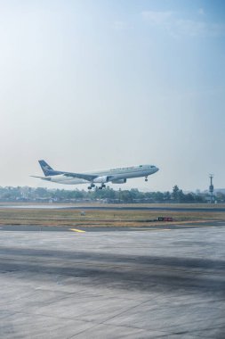 Mumbai, Hindistan - 5 Nisan 2019: Suudi Havayolları Chhatrapati Shivaji Maharaj Uluslararası Havalimanı, Maharashtra, Mumbai, Hindistan 'a inmek üzereler