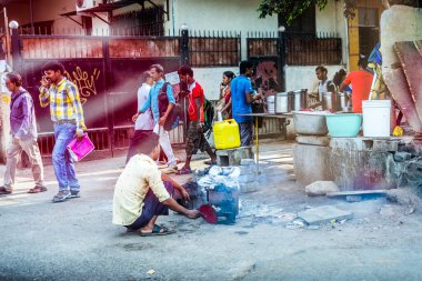 Mumbai, Hindistan - 5 Nisan 2019: Sokaklarda yaya kömürü, Maharashtra, Mumbai, Hindistan