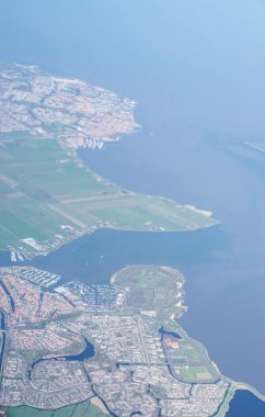 Hollanda, Hollanda, Hollanda, hava manzaralı kentin kenar mahalleleri bir uçak penceresinden gün içinde