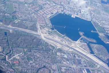 Hollanda, Hollanda, Hollanda, hava manzaralı kentin kenar mahalleleri bir uçak penceresinden gün içinde