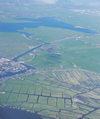 Hollanda, Hollanda, Hollanda, hava manzaralı kentin kenar mahalleleri bir uçak penceresinden gün içinde
