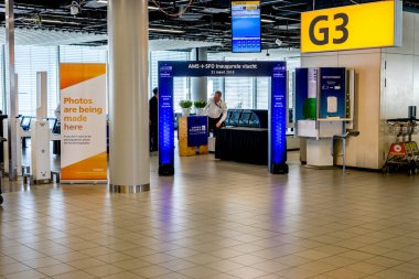 Schiphol, Hollanda - 31 Mart 2019: Hollanda, Schiphol havaalanındaki Amsterdam 'dan San Francisco United Airlines' a G3 kapısı.