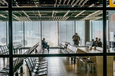 Schiphol, Hollanda - 31 Mart 2019: Hollanda, Schiphol havaalanında uçağı bekleyen kişi