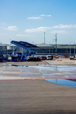 Schiphol, Hollanda - 31 Mart 2019: Hollanda, Schiphol havaalanına park