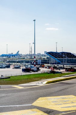 Schiphol, Hollanda - 31 Mart 2019: Hollanda, Schiphol havaalanında KLM uçağı