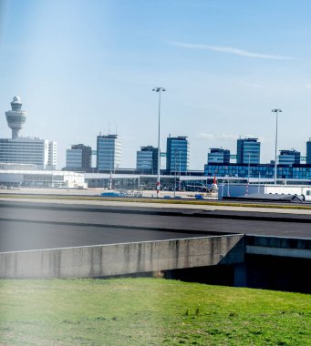 Schiphol, Hollanda - 31 Mart 2019: Hollanda, Schiphol havaalanındaki hava trafik kontrol kulesi
