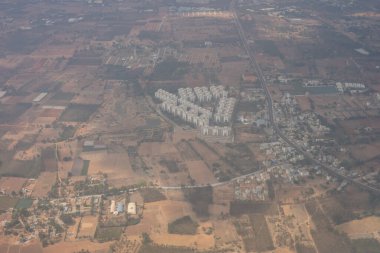 Hindistan, Karnataka, Bangalore, Bengaluru, gündüz vakti bir uçak penceresinden şehrin havadan görünüşü