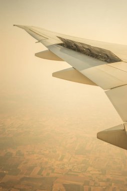 Hindistan, Karnataka, Bangalore, Bengaluru, gökyüzünde bir uçak kanadı manzarası