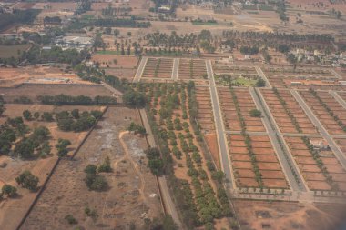 Hindistan, Karnataka, Bangalore, Bengaluru, gündüz vakti bir uçak penceresinden şehrin havadan görünüşü