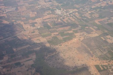 Hindistan, Karnataka, Bangalore, Bengaluru, gündüz vakti bir uçak penceresinden şehrin havadan görünüşü
