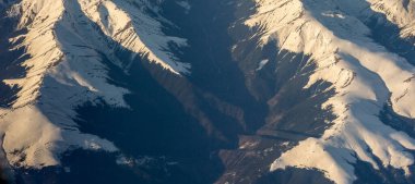 Avrupa 'da karla kaplı dağ zirvesi gökyüzünden görünüyor, karla kaplı dağ manzarası