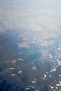 Avrupa 'da karla kaplı dağ zirvesi gökyüzünden izleniyor, bir dağ manzarası.