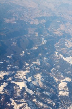 Avrupa 'da karla kaplı dağ zirvesi gökyüzünden izleniyor, bir dağ manzarası.