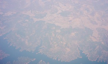 Bataklık toprakları denizden geri alındı gökyüzünden bakıldığında, bir kanyon manzarası