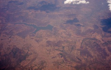 Bataklık toprakları denizden geri alındı gökyüzünden bakıldığında, bir kanyon manzarası