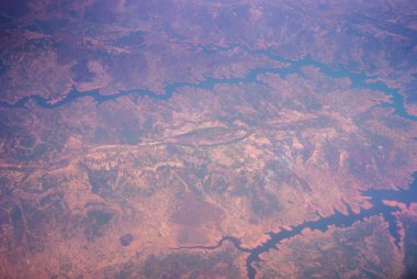 Bataklık toprakları denizden geri alındı gökyüzünden bakıldığında, bir kanyon manzarası