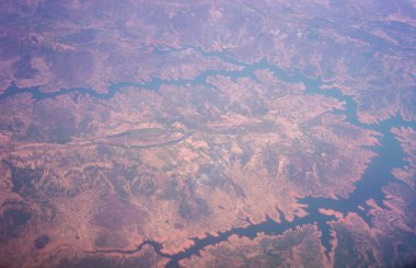 Bataklık toprakları denizden geri alındı gökyüzünden bakıldığında, bir kanyon manzarası