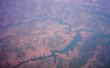 Bataklık toprakları denizden geri alındı gökyüzünden bakıldığında, bir kanyon manzarası