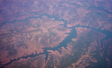Bataklık toprakları denizden geri alındı gökyüzünden bakıldığında, bir kanyon manzarası